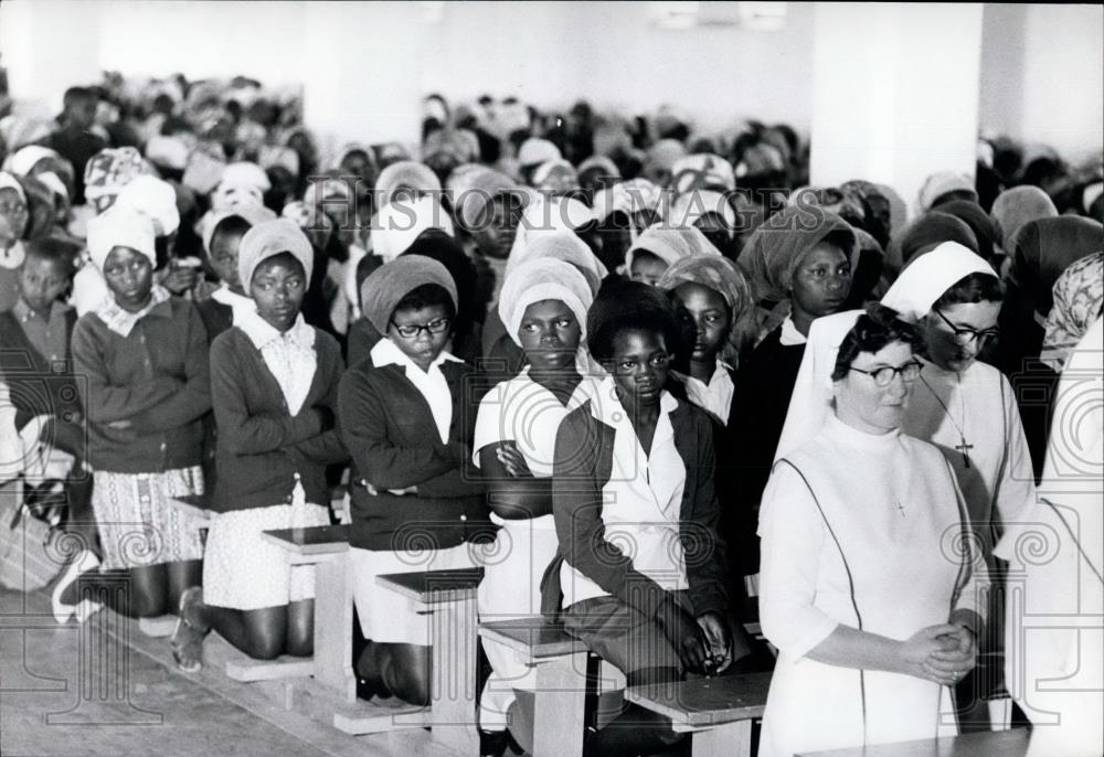 1973 Press Photo Worshippers at the Karinga Mission near Nairobi Kenya - Historic Images