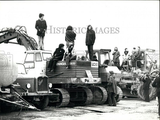 1975 Press Photo Protestors at Construction Site of Nuclear Power plant - Historic Images