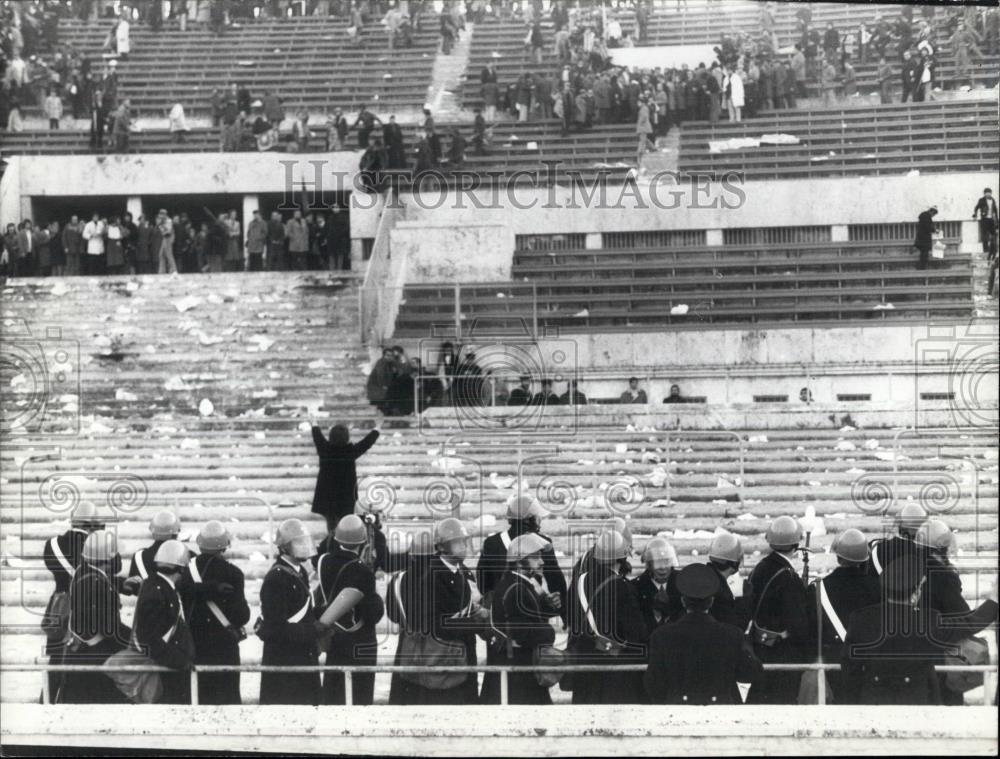 1972 Press Photo battle between the policeman and the supporters at soccer meet - Historic Images