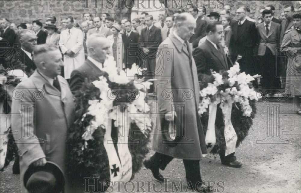 1953 Press Photo Admiral Hansen. Wreath Laying. Germany. - Historic Images