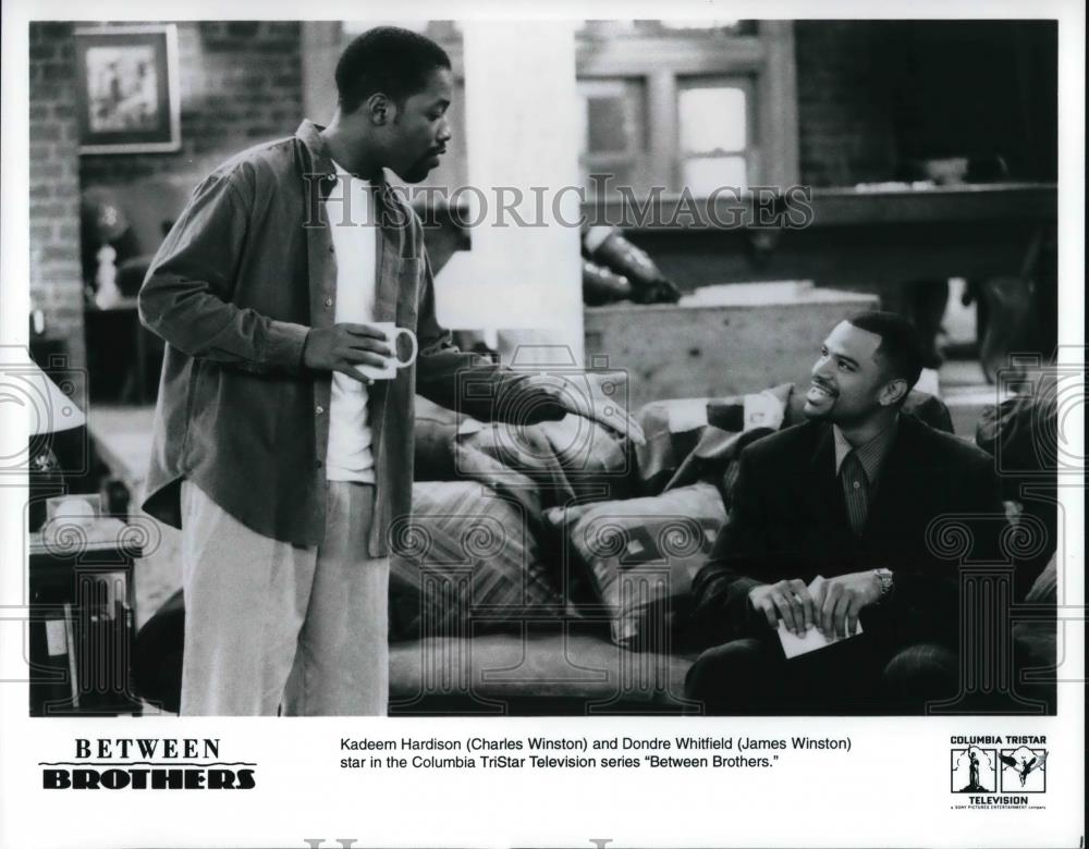 Press Photo Kadeem Hardison and Dondre Whitfield in BETWEEN BROTHERS - cvp24949 - Historic Images