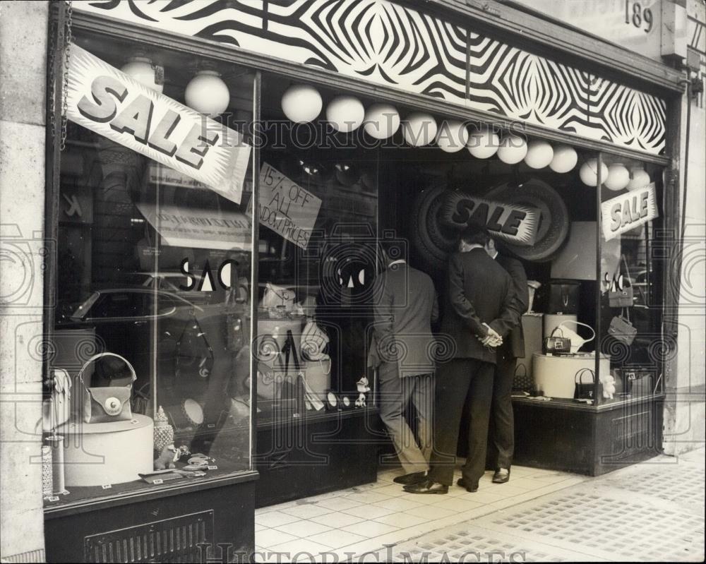 1971 Press Photo Detectives Discover Bank Raid in Weekend by Ham Radio Operator - Historic Images