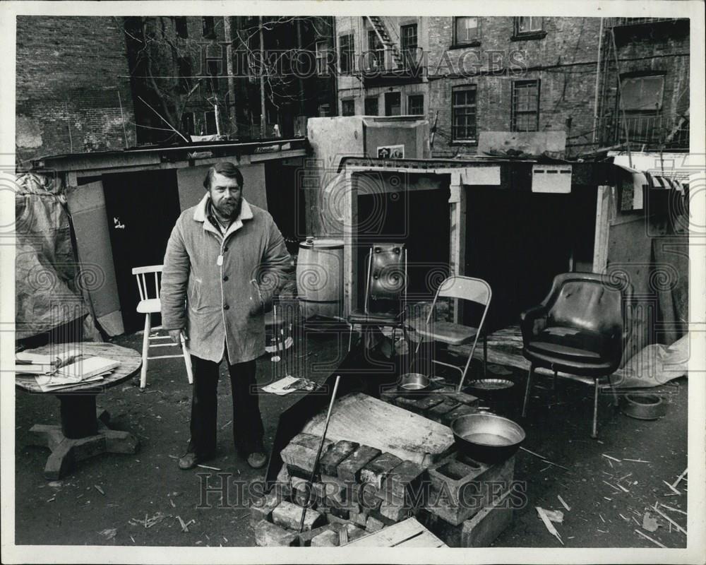 Press Photo Man outside of his home - Historic Images