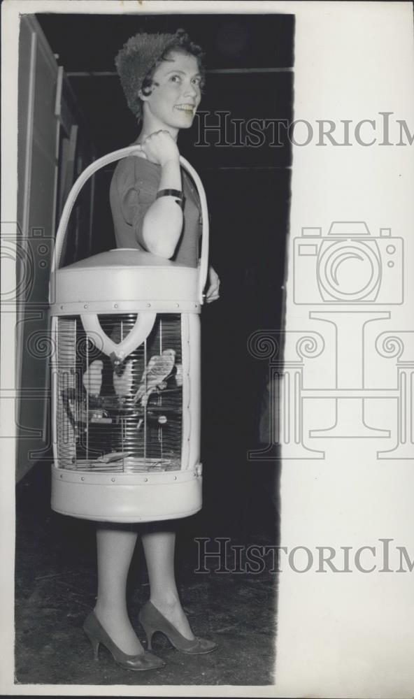 1962 Press Photo Miss Sivaleros from Stockholm, Sweden, with her Budgie bag - Historic Images