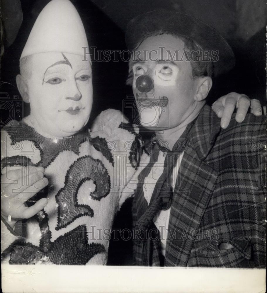 1956 Press Photo Who&#39;s the real clown? - Historic Images