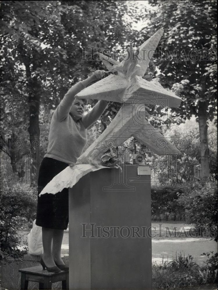 1960 Press Photo Young Artist ME Colvin Finishing Touches &quot;The Southern Cross&quot; - Historic Images