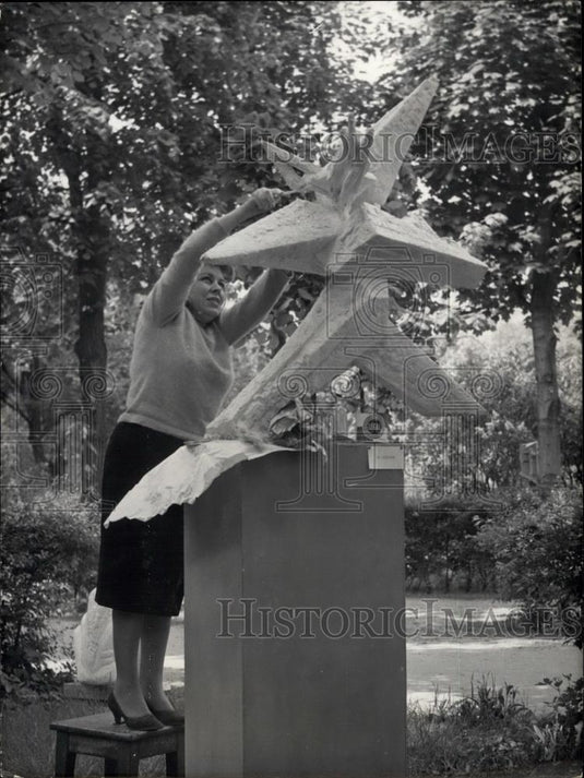 1960 Press Photo Young Artist ME Colvin Finishing Touches "The Southern Cross" - Historic Images
