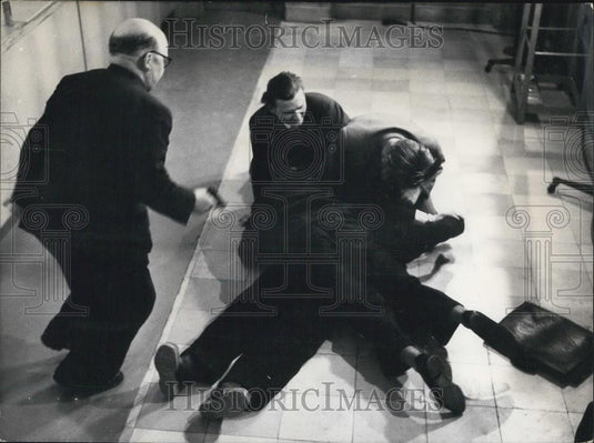 1957 Press Photo Reenactment Of Thwarted Balve Bank Robbery Franz Gercken - Historic Images