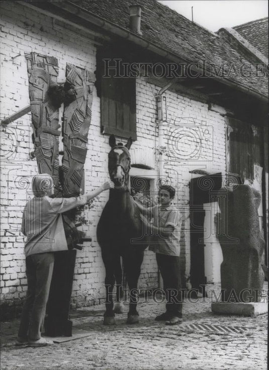 1965 Press Photo Horse comes to Dorothea Loehr gallery in Frankfurt - Historic Images