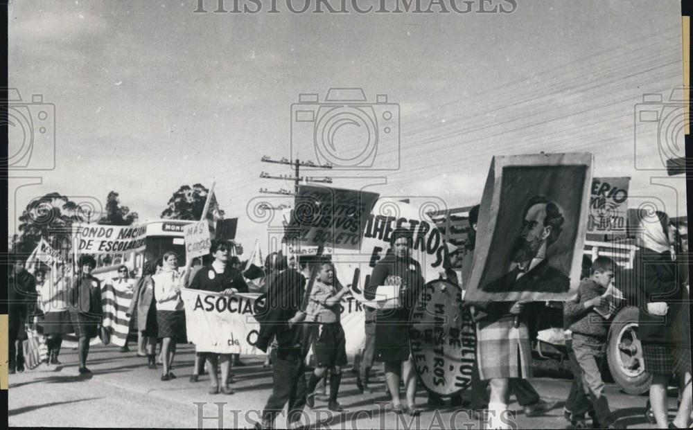 1967 Press Photo Education Workers Marched from the Pando City - Historic Images