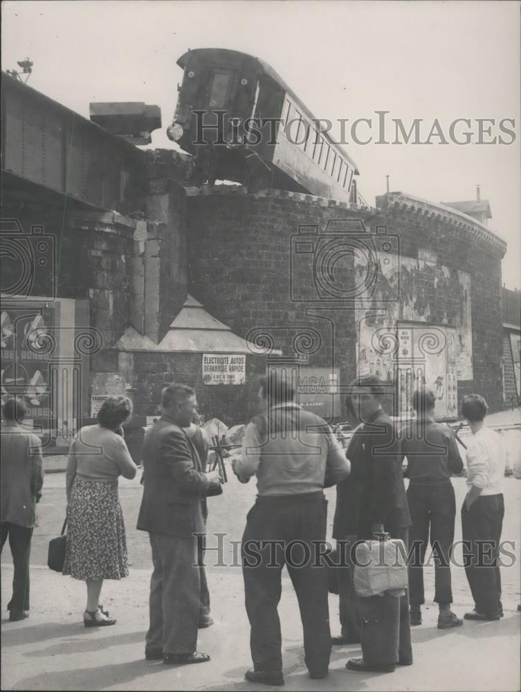 1953 Press Photo Train derailment near Bastile Station - Historic Images