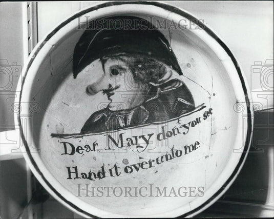 Press Photo A painting inside a dish - Historic Images