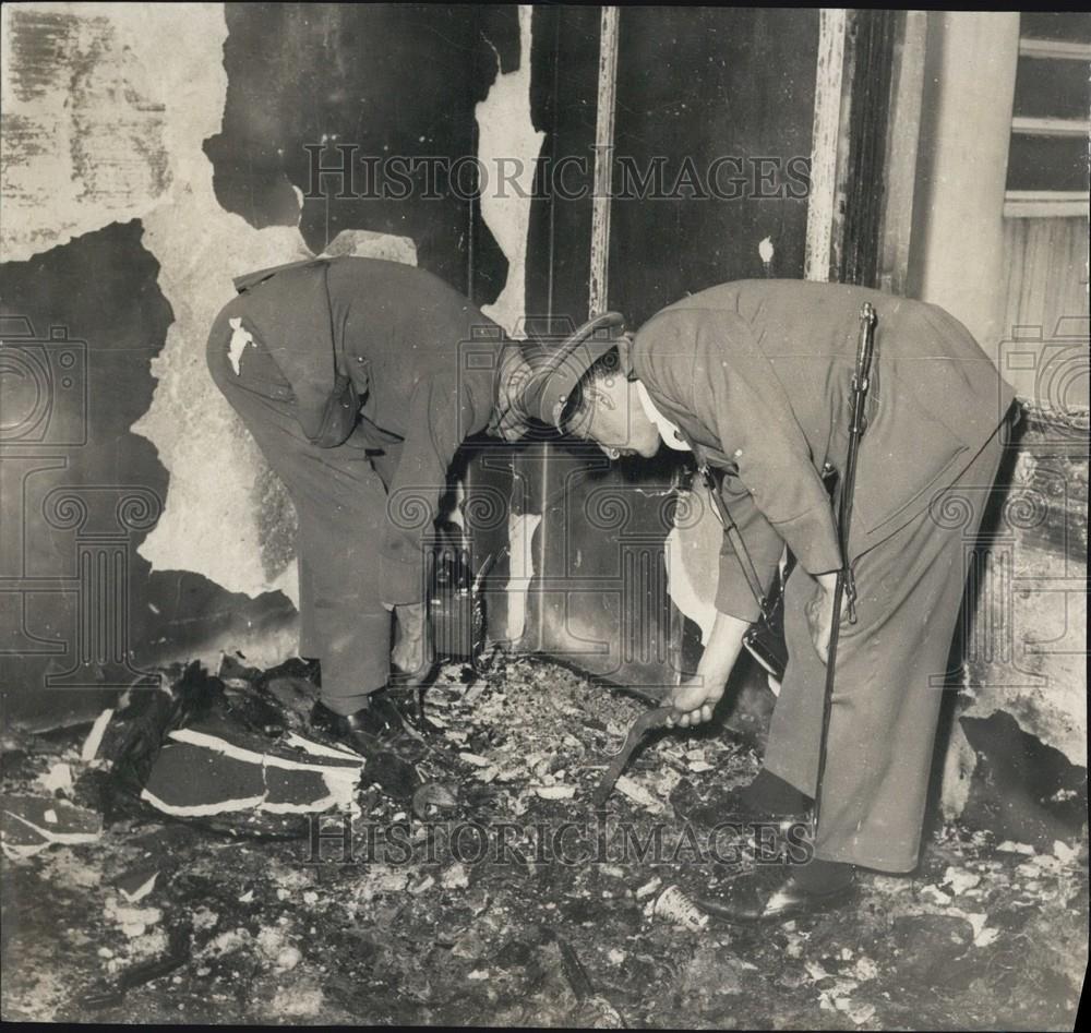 1965 Press Photo Police Inspecting Argentine Gangsters' Apartment After Shooting - Historic Images