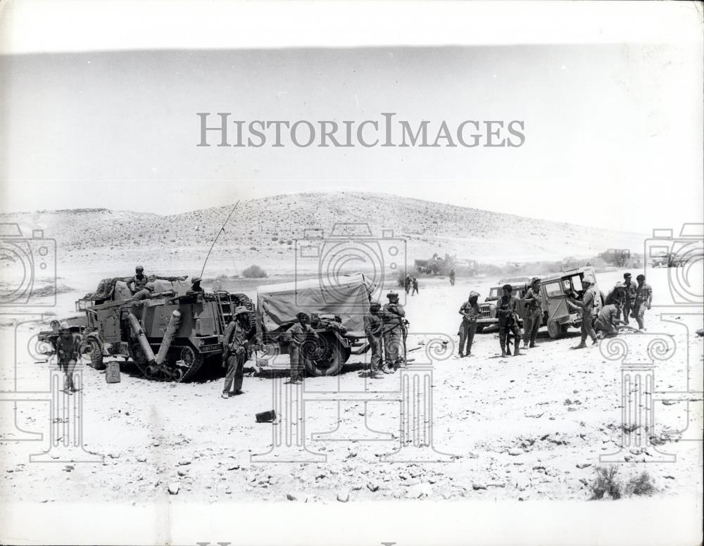 1967 Press Photo Israeli Soldiers Take A Break In Negev Desert - Historic Images