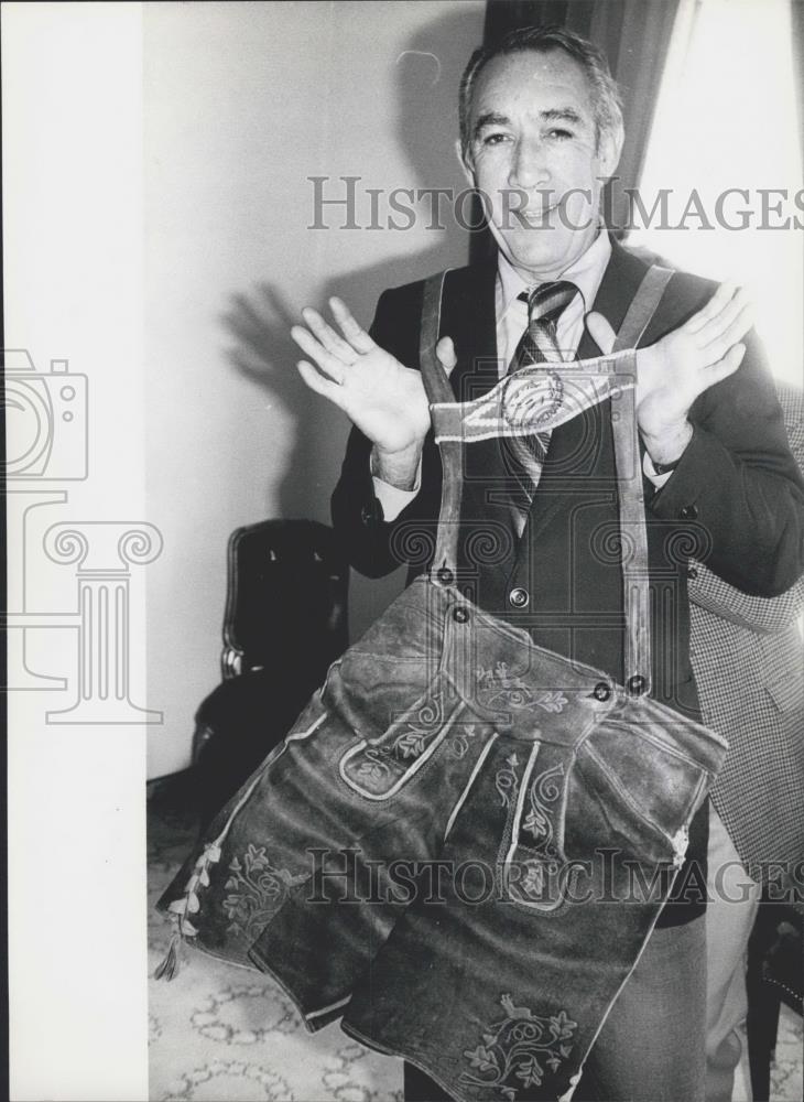 1973 Press Photo Film star Anthony Quinn wearing Bavarian "Lederhosen": - Historic Images