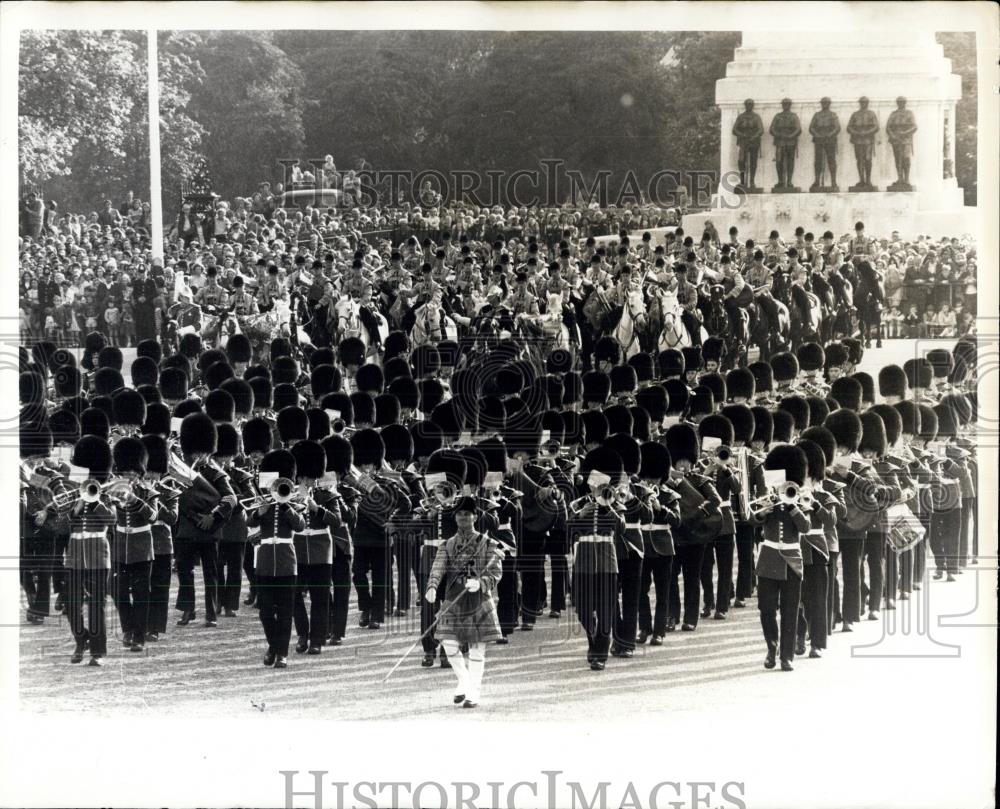 1971 Press Photo mbers of the Household Division, watched by the Queen - Historic Images