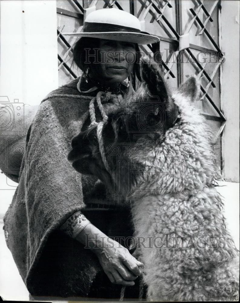 Press Photo Ecuadorian Woman With &quot;Llamingo&quot;/Alpaca - Historic Images