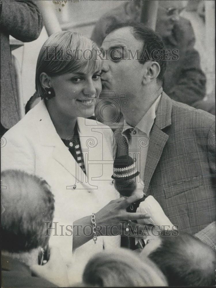 1965 Press Photo Fernand Raynaud Kisses Swimmer Kiki Caron - Historic Images