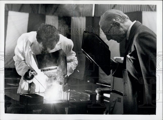 1959 Press Photo Hydrox Fuel Cell - being demonstrated - Historic Images