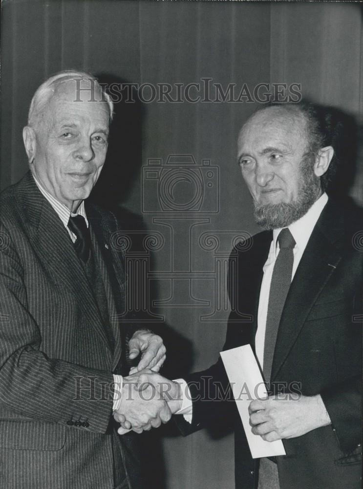 1980 Press Photo Jean Bernard Gives Albert Jacquard Scientific Award - Historic Images