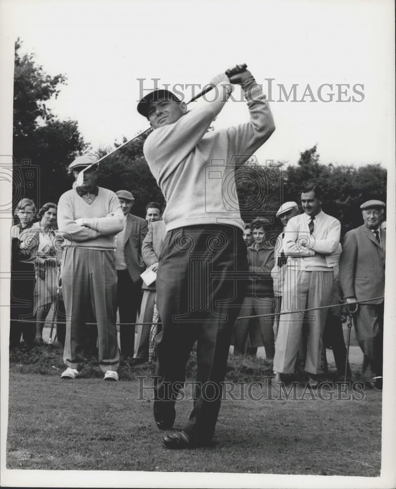 1961 Press Photo Colin Cowdrey Watches Dai Rees In Match Play golf - Historic Images