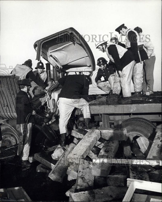 1971 Press Photo rescue workers at the scene of the multiple crash on the M.1. - Historic Images