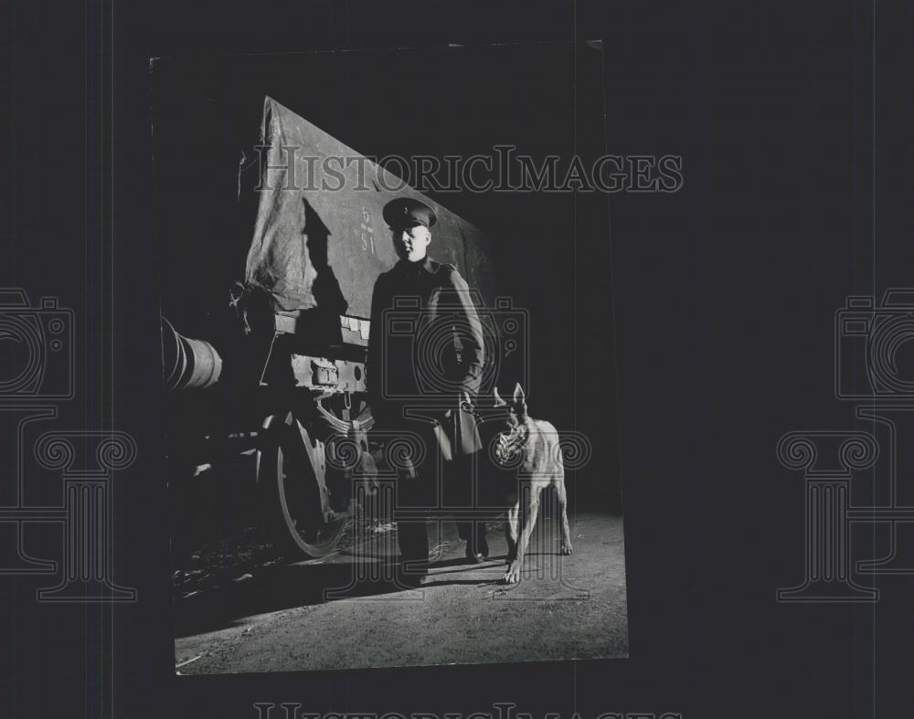 Press Photo P.C. George Carter, on patrol with his dog, Duke, - Historic Images