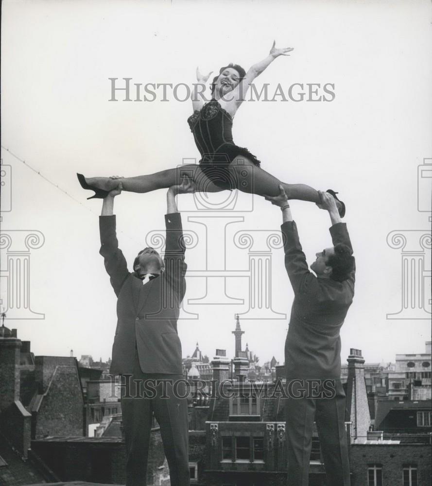 Press Photo Marian Morris, Nelsons Column - Historic Images