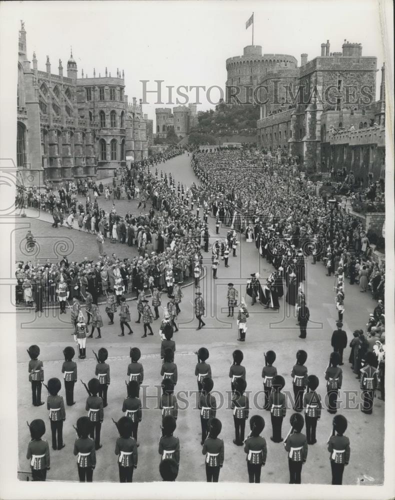 1956 Press Photo Knights of the Garter march to St. George&#39;s Chapel - Historic Images