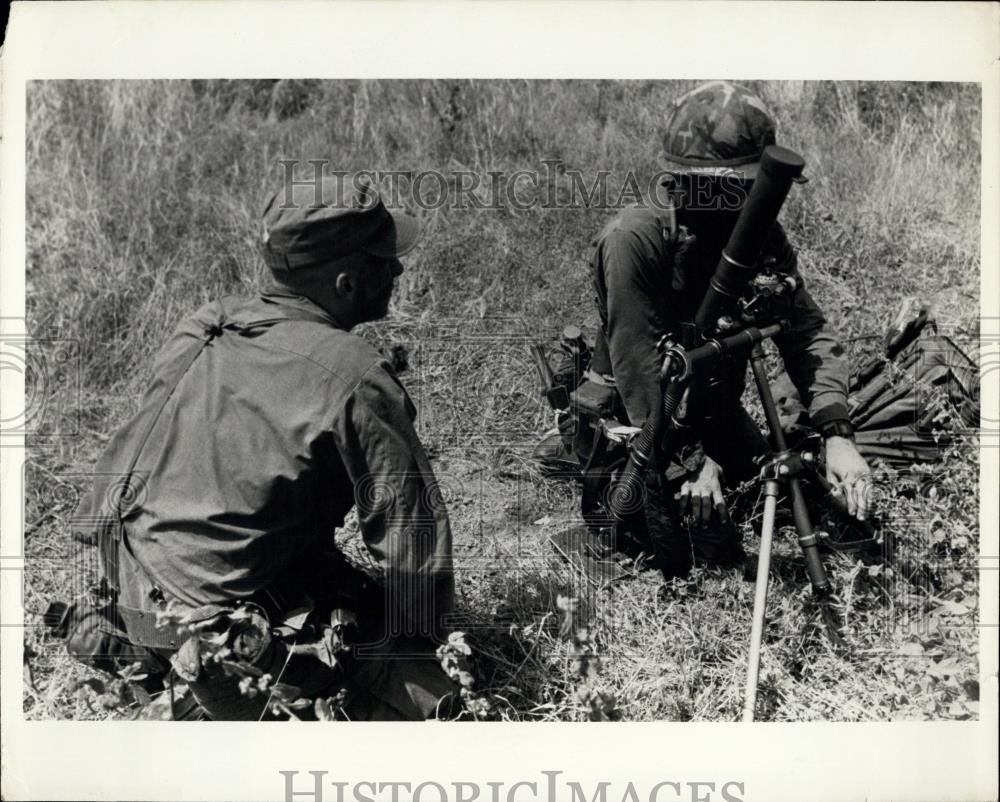 1983 Press Photo US Marines prepare to fire a 60mm light company mortar system - Historic Images