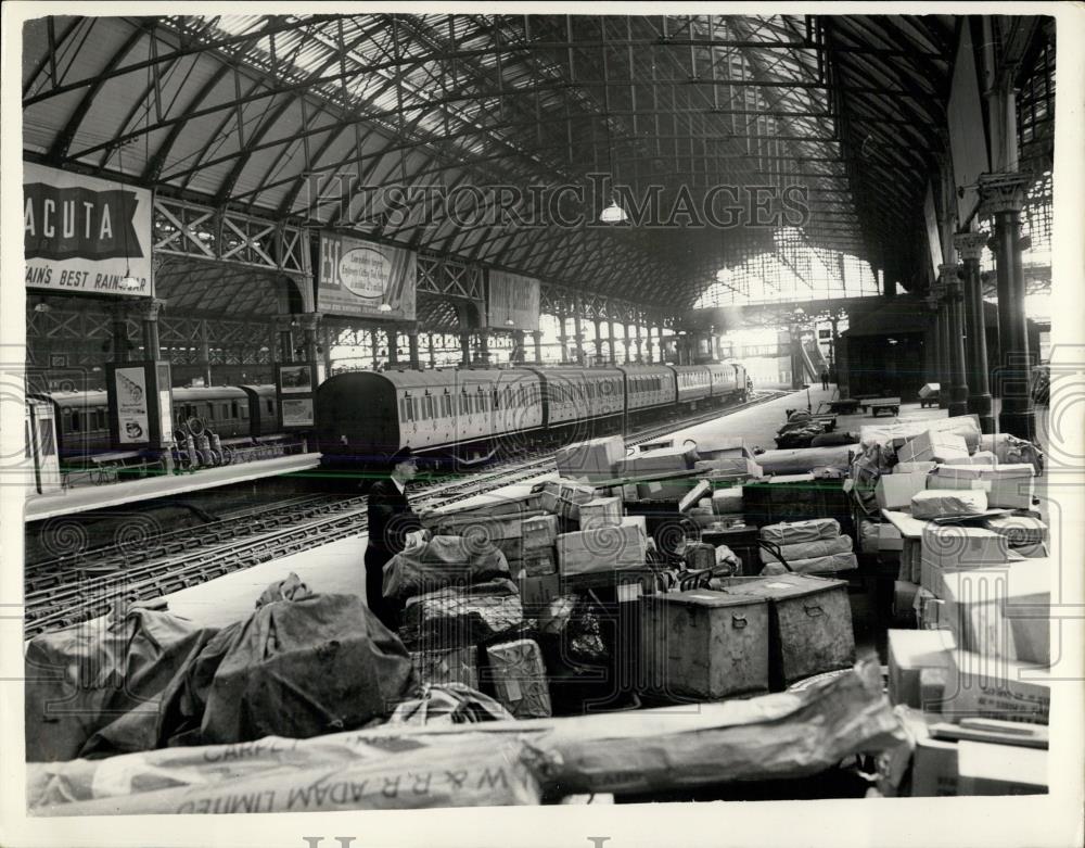 1955 Press Photo Rail Strike - Scene In Manchester,baggage piles up - Historic Images