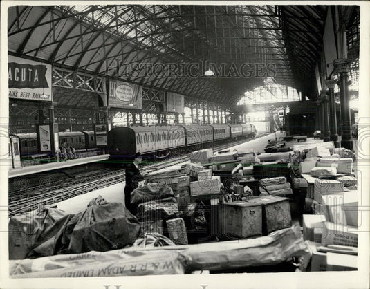1955 Press Photo Rail Strike - Scene In Manchester,baggage piles up - Historic Images