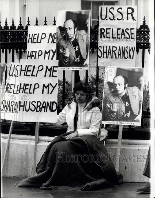 1977 Press Photo "Fast For Freedom" Outside The Russian Embassy In London - Historic Images