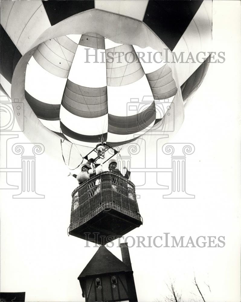 1973 Press Photo Couple Start The First Stage Of The Honeymoon By Balloon - Historic Images