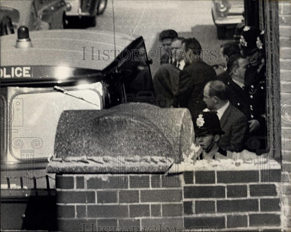 1966 Press Photo The accused, with blanket over his head goes to court - Historic Images