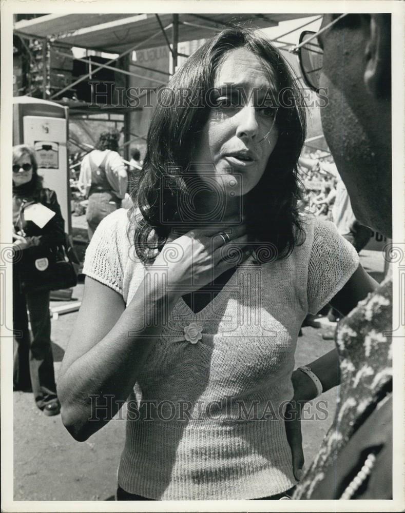 Press Photo A Woman Holds Her Throat As She Speaks - Historic Images