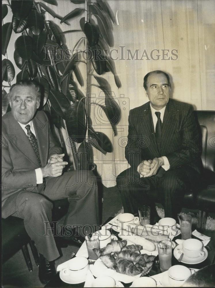 1974 Press Photo Francois Mitterrand & Jacques Sallebert Breakfast Together - Historic Images