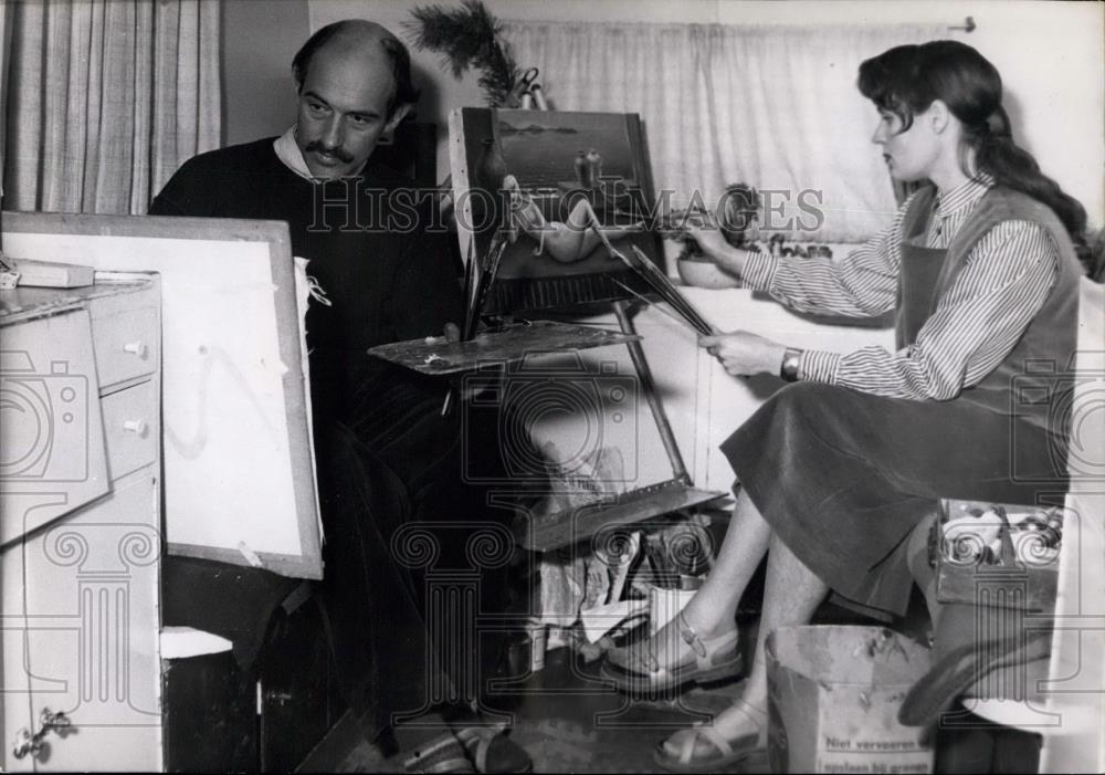 1953 Press Photo Dutch painter Bruno Mertens and his wife - Historic Images