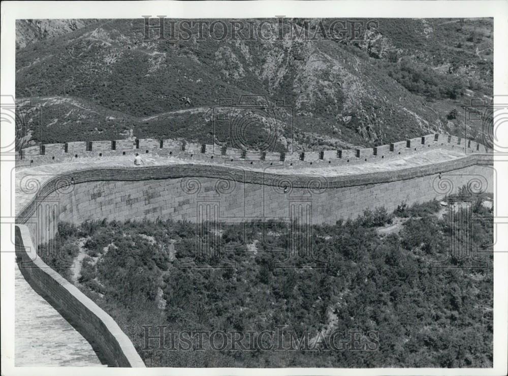 Press Photo Great Wall of China Section Sloped Downward - Historic Images