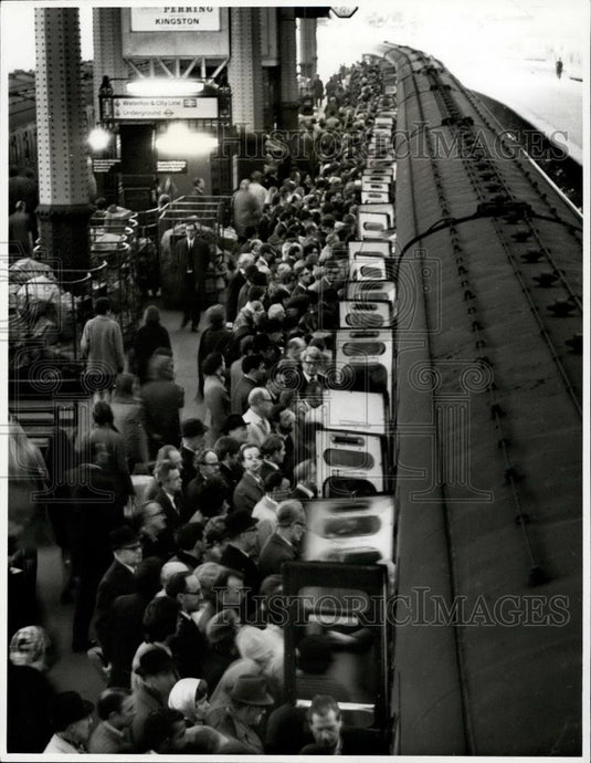 Press Photo David Cairns, Daily Express. "Every Dull Day" - Historic Images