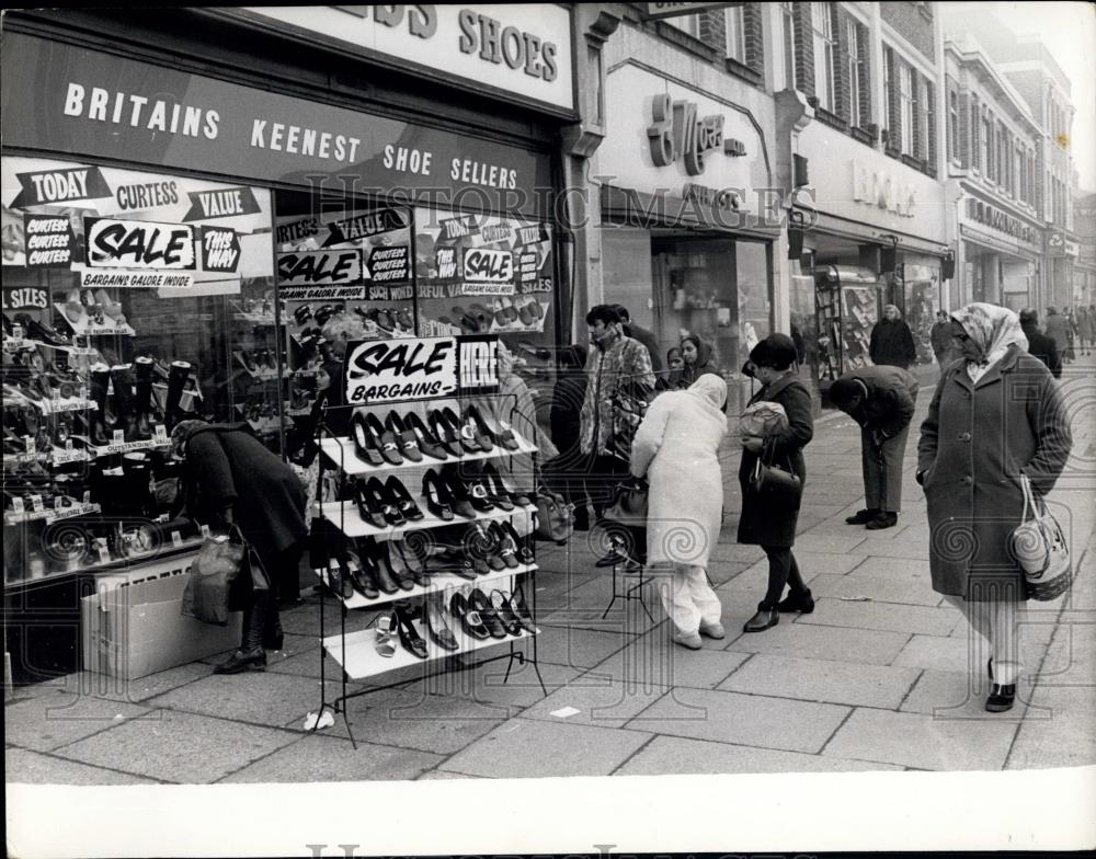 Press Photo Street scene in South-hall ,England - Historic Images