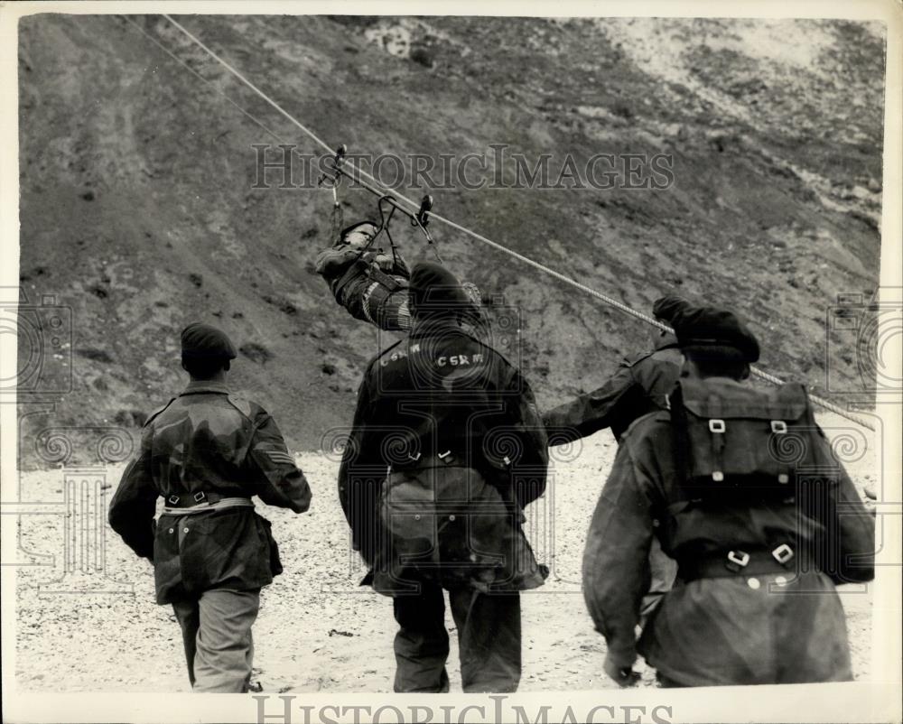 1954 Press Photo Royal Marines Navy and R.A.F. squadron training - Historic Images