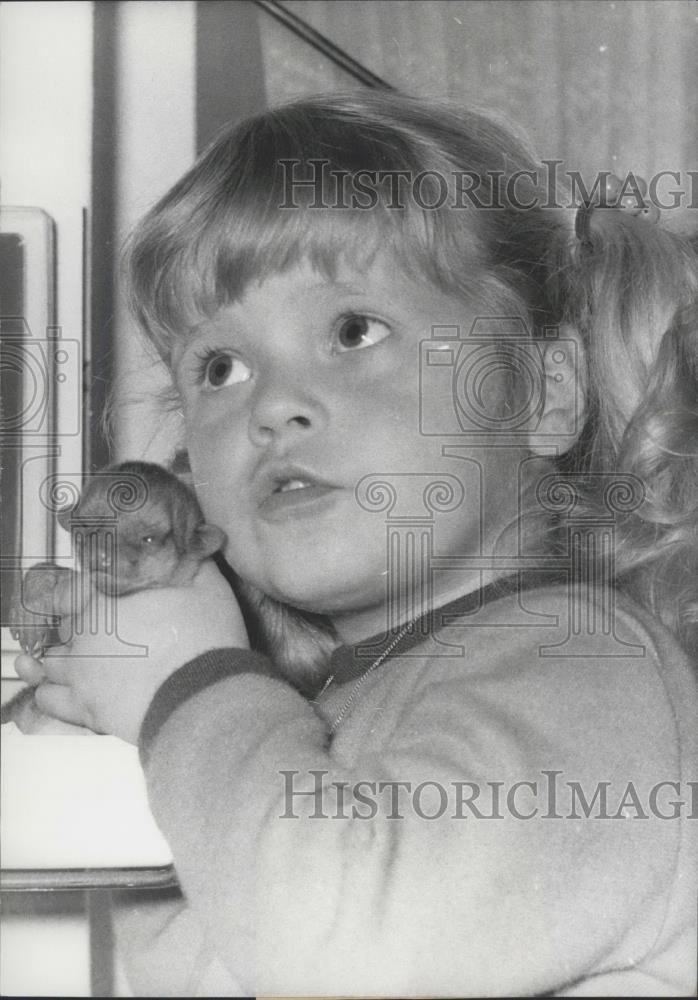 1969 Press Photo Berlin Zoo ,tiny newborn bear cub and child - Historic Images