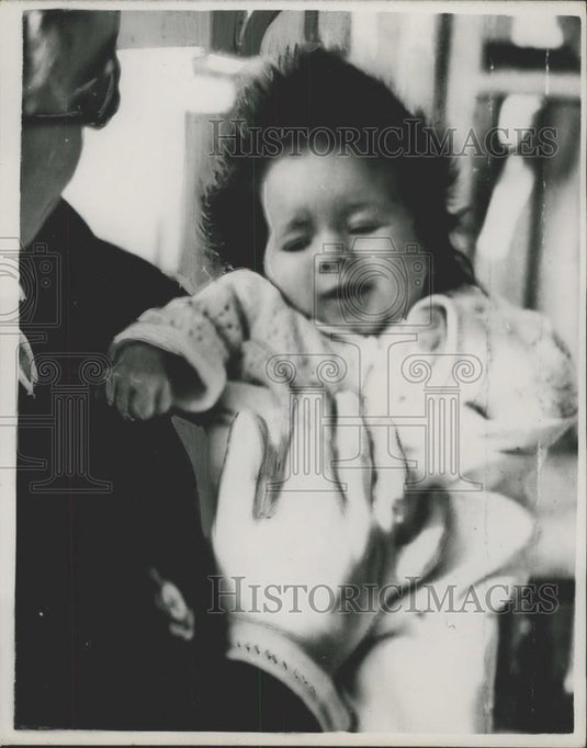 1953 Press Photo Baby Linda Foster,rescued from floating carry-cot - Historic Images