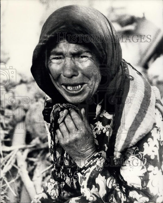 1966 Press Photo Grieving woman from earthquake in Turkey - Historic Images