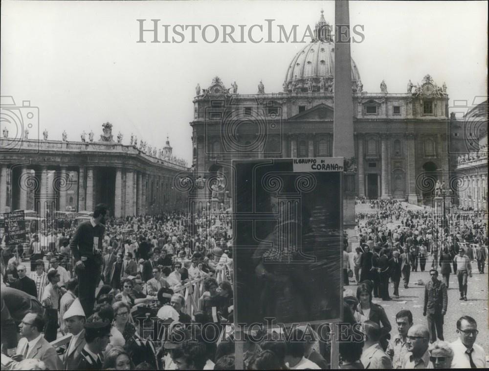 1971 Press Photo Pope Paul VI Praising Rome Marchers Outstretched Hand Movement - Historic Images