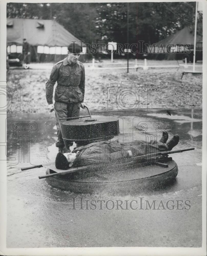 1961 Press Photo Demonstration Of Latest Army The "Hoversled Ambulance" - Historic Images