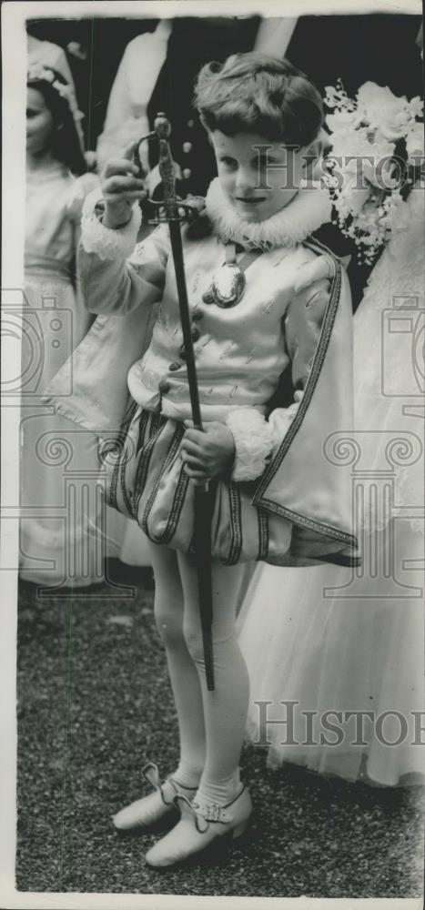 Press Photo Ronald Drake Collins dressed as wedding page - Historic Images