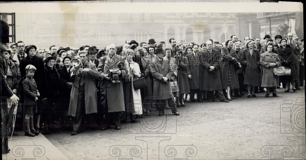 1953 Press Photo Crowd Outside Marlborough House as Queen is ill - Historic Images