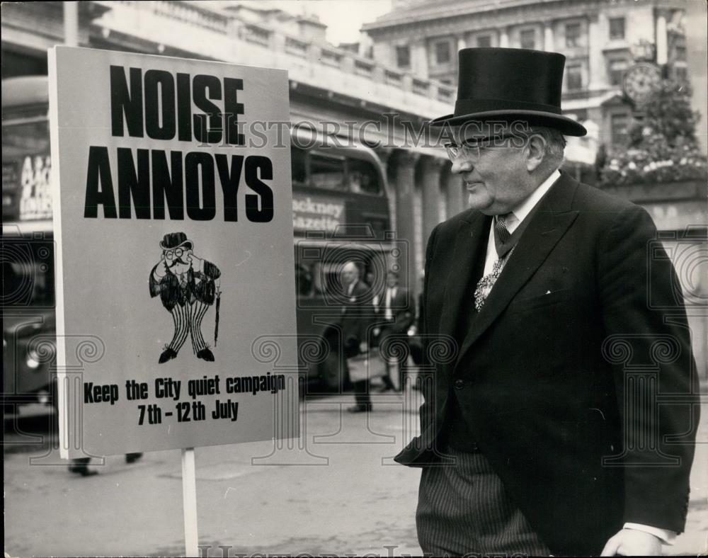 1969 Press Photo London Mayor Charles Trinder and his anti-noise campaign - Historic Images